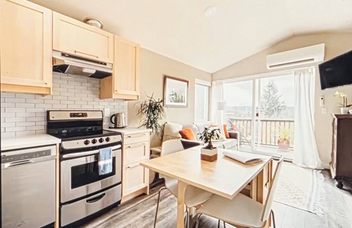 Lake City Apartment | Cozy and bright 1-bedroom apartment in NE Seattle with WiFi, AC and garden view