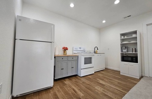 High Point House | Cozy and Bright 2-Bedroom Haven