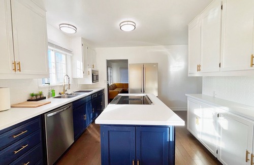 Kent House | Cozy and bright 4-bedroom cottage in Renton
