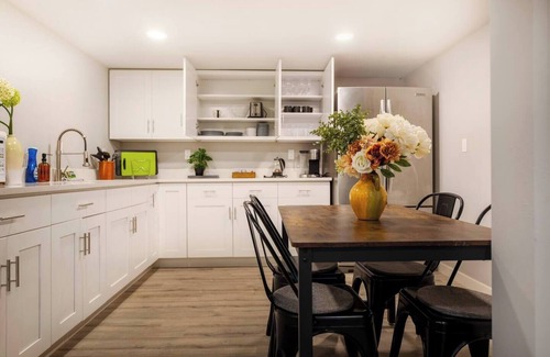 Bryn Mawr-Skyway House | Cozy and Bright Renovated 2B Lower (private entry)