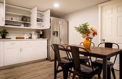 Bryn Mawr-Skyway House | Cozy and Bright Renovated 2B Lower (private entry)