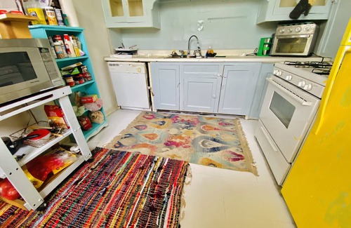 Uptown Historic District House | Cozy and Bright Room Uptown