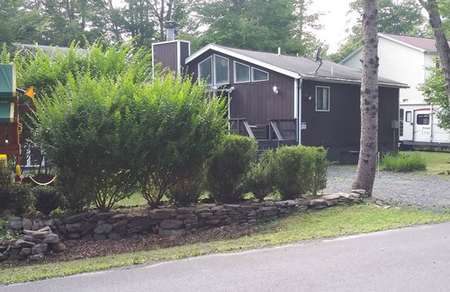 Tobyhanna House | Cozy and Charming Chalet! Close to Hiking Trails and Ski Areas!