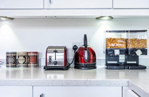 Brondesbury Apartment | Cozy and Charming Flat: Minutes from Everything!