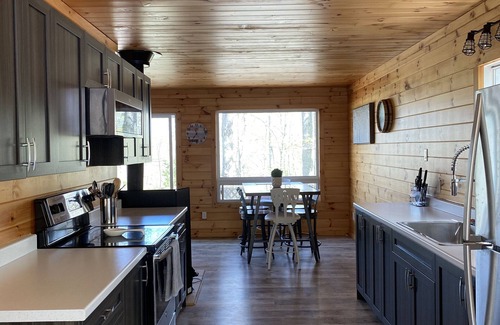 Northern Bruce Peninsula Cottage | Cozy and Cheerful Cottage- Steps From the Lake!