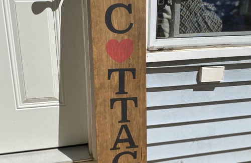 Northern Bruce Peninsula Cottage | Cozy and Cheerful Cottage- Steps From the Lake!