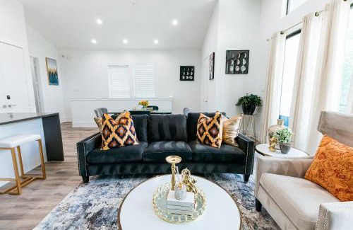OST - South Union House | Cozy and Chic 3BR Retreat in Downtown Houston