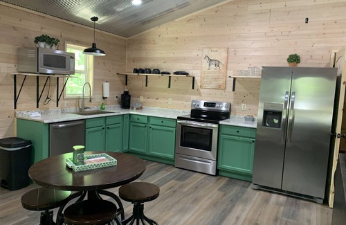 Fort Payne Cabin | Cozy and clean cabin in the woods with private hot tub!
