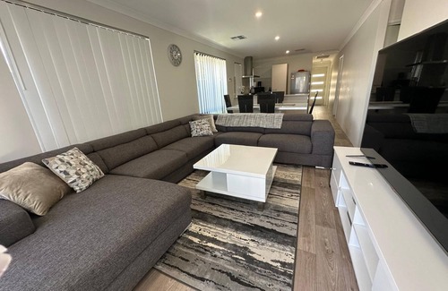 Baldivis House | Cozy and Compact 4-bedroom house with WiFi, AC in charming Rivergums Baldivis