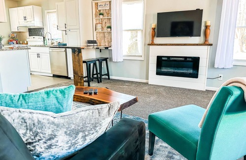 Holland House | Cozy and Convenient 2BR in Prime Central Location