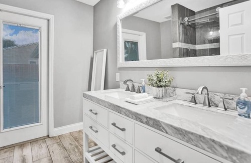 Plantation House | Cozy and Family Friendly 4BR House w/ a pool!