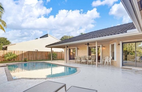 Plantation House | Cozy and Family Friendly 4BR House w/ a pool!