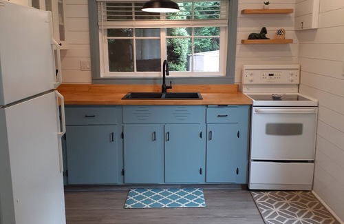 Sauble Beach Cottage | Cozy and Fresh Cottage, walk to the beach in minutes!
