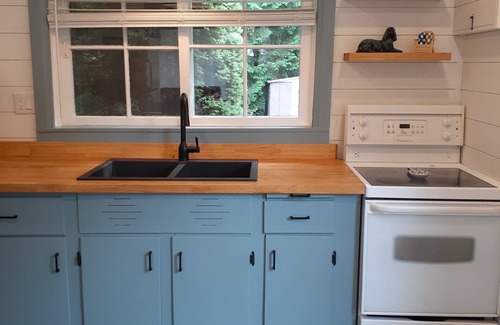 Sauble Beach Cottage | Cozy and Fresh Cottage, walk to the beach in minutes!