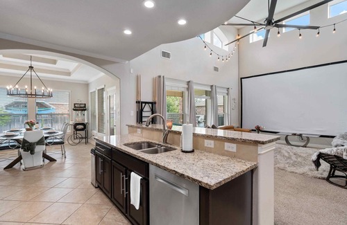 Pflugerville House | Cozy and Fun Luxury Family Home - 5 mins to City or Countryside