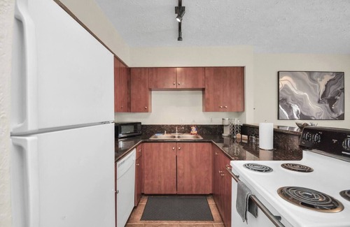 The Galleria Apartment | Cozy and Homey | 2-BD/1BT in the Galleria