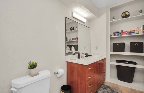 The Galleria Apartment | Cozy and Homey | 2-BD/1BT in the Galleria