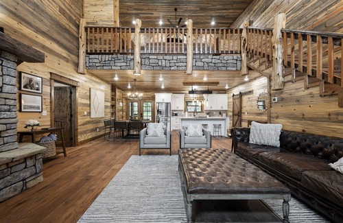 Broken Bow Cabin | Cozy And Inviting Cabin Retreat w Picturesque Outdoor space w Hot Tub, Firepit