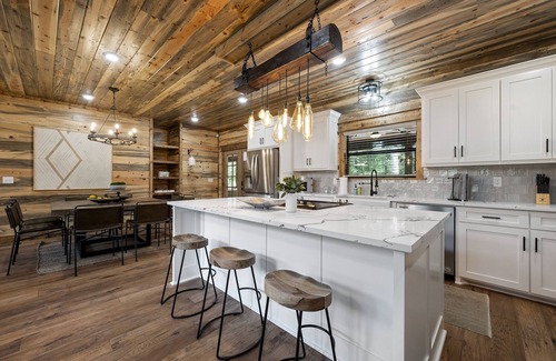Broken Bow Cabin | Cozy And Inviting Cabin Retreat w Picturesque Outdoor space w Hot Tub, Firepit