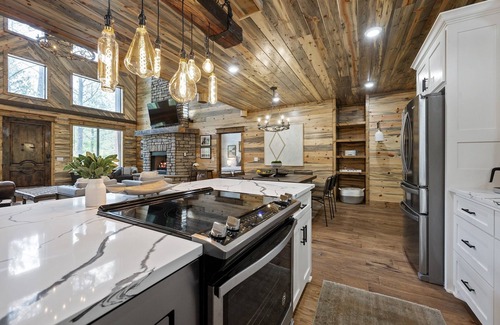 Broken Bow Cabin | Cozy And Inviting Cabin Retreat w Picturesque Outdoor space w Hot Tub, Firepit