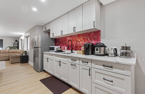 Wolf Trap Apartment | Cozy and Lux retreat near Tysons: King Bed, Games