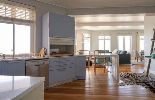 Kalk Bay Apartment | Cozy and luxurious apartment overlooking the Kalk bay Harbour.