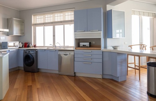 Kalk Bay Apartment | Cozy and luxurious apartment overlooking the Kalk bay Harbour.