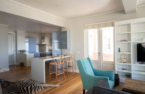Kalk Bay Apartment | Cozy and luxurious apartment overlooking the Kalk bay Harbour.