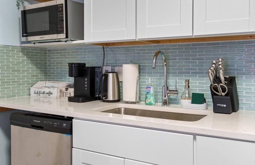 Cedar Crest Apartment | cozy and modern 1BR apartment (15 steps)