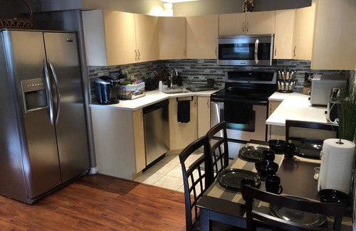 Saanich West House | Cozy and modern 3 bedroom In central location!