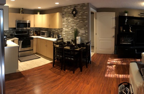 Saanich West House | Cozy and modern 3 bedroom In central location!