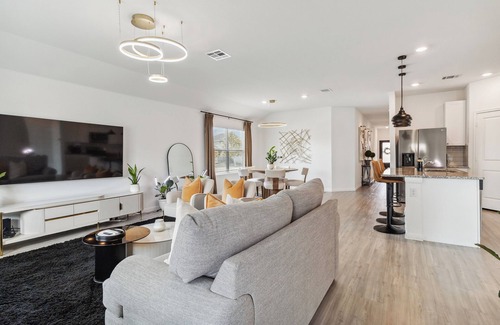 Converse House | Cozy and Modern, 3 bedroom, 2 bathroom Home in Converse, TX/Near San Antonio.