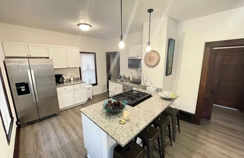 Minneapolis House | Cozy and Modern 4 bedroom 1 Bathroom McKinley Homenn