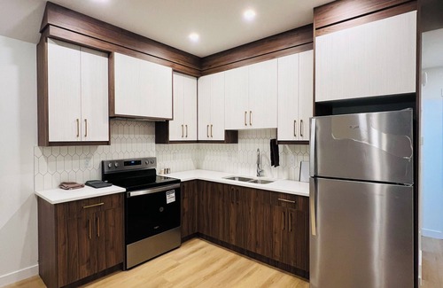 Southwest Calgary House | Cozy and Modern Basement Suite – 10 Minutes from Downtown!