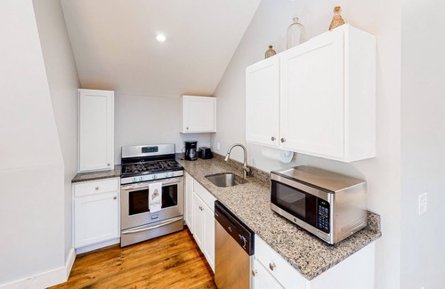 Lamoine Cottage | Cozy and modern hideaway - walk to the beach - fast WiFi & washer/dryer