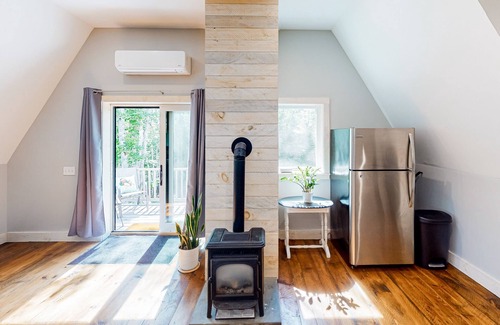 Lamoine Cottage | Cozy and modern hideaway - walk to the beach - fast WiFi & washer/dryer