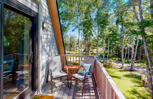 Lamoine Cottage | Cozy and modern hideaway - walk to the beach - fast WiFi & washer/dryer