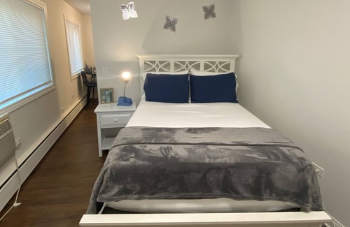 Skokie Apartment | Cozy and Modern Studio with Parking!