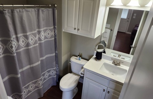 Ponder House | Cozy and peaceful small town guesthouse in quiet neighborhood close to Denton!n