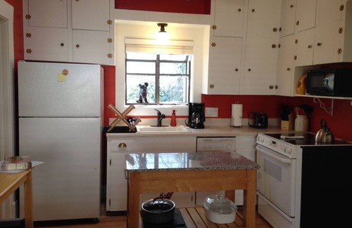 East End House | Cozy and Private East End Downtown Historic Cottage with B Yard, One Bed & Bath