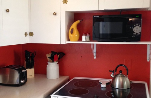 East End House | Cozy and Private East End Downtown Historic Cottage with B Yard, One Bed & Bath