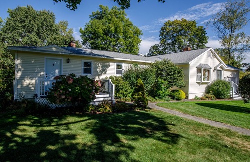 Williamstown House | Cozy and quaint country cottage, walk to downtown Williamstown