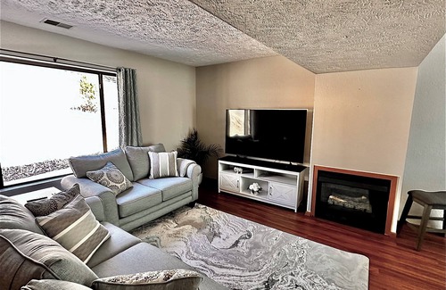 Holiday Hills Condo | Cozy and quiet 2-bedroom condo with WiFi and AC in charming Traverse City