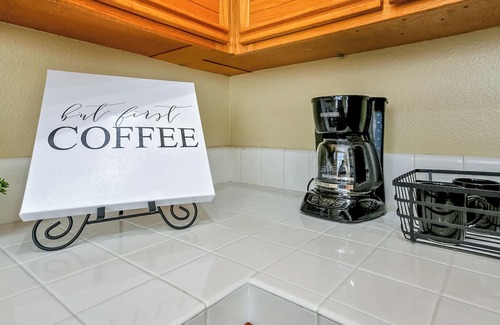 Orange Condo | Cozy and Quiet 2BD Condo in serene Orange. AC, WiFi & Walk to Parks & Shopping