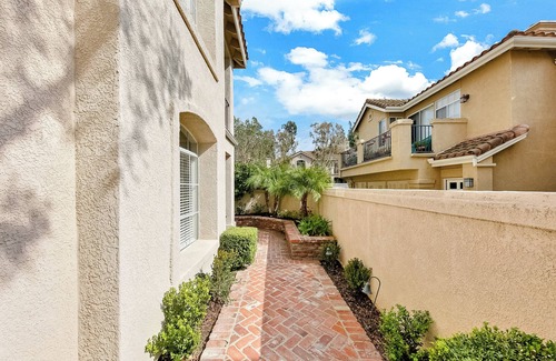 Orange Condo | Cozy and Quiet 2BD Condo in serene Orange. AC, WiFi & Walk to Parks & Shopping