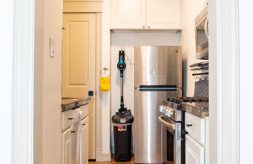 Uptown Condo | Cozy and Quiet Condo in Uptown- Walking Distance to Everything