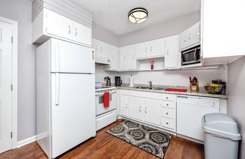 South Pinellas Community Council Apartment | Cozy and Quiet Dog-Friendly Retreat, Perfectly Located Near Madeira Beach.