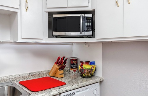 South Pinellas Community Council Apartment | Cozy and Quiet Dog-Friendly Retreat, Perfectly Located Near Madeira Beach.