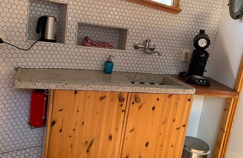 Amsterdam West Boat Rental | Cozy and romantic apartment in captain's steering cabin