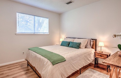 Barton Hills House | Cozy and Rustic Home with Big Yard Near Zilker